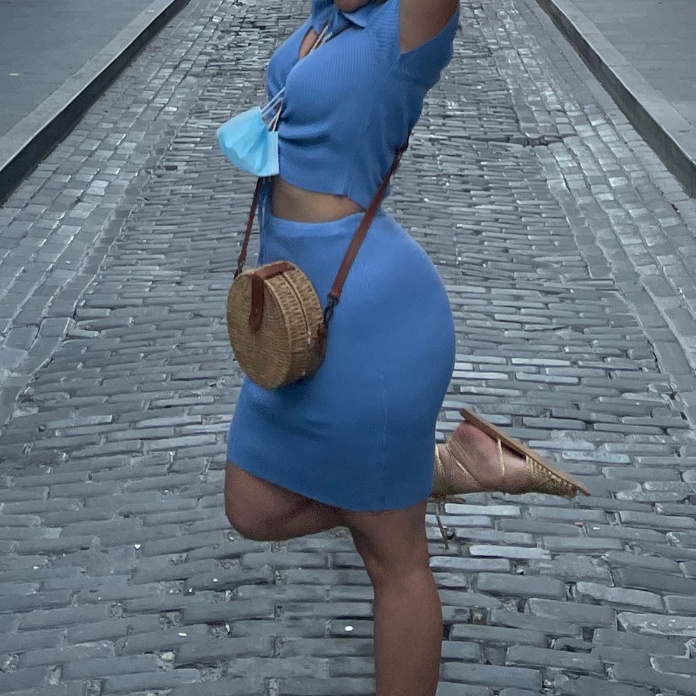 BLUE OUTFIT WITH BEACH BAG